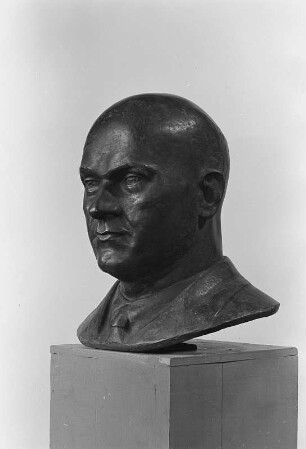 Büste von Ernst Thälmann : Büste von Ernst Thälmann. Bronze (1953; W. Arnold)