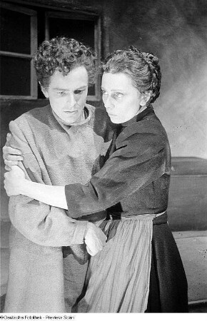 Szenenbilder aus dem Stück "Die Gewehre der Frau Carrar" von Bertolt Brecht am Hebbel-Theater Berlin