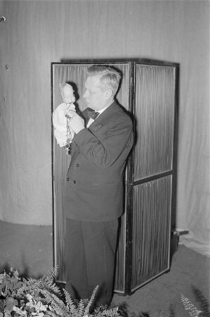 Szenenbilder aus einem Puppentheaterstück, aufgeführt in einem Gastspiel des Staatlichen zentralen Puppentheaters Moskau in Berlin : Puppenspieler Sergej Obraszow