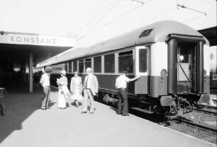 Konstanz: Gruppen um den Rheingold-Salonwagen