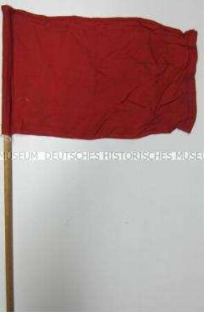 Rote Fahne mit Fahnenstange
