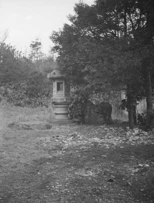 Vom Großen Kantō-Erdbeben 1923 zerstörtes Anwesen am Ikegami Honmon-ji : Tokyo-Omori (heute Tokyo-Ōta). Vom Großen Kantō-Erdbeben 1923 zerstörtes Anwesen am Ikegami Honmon-ji. Ansicht mit Steinlaterne