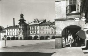 Arnau, Markt : Arnau. Markt. Blick zum Rathaus mit Turm und Riesen