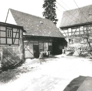 Colditz-Hohnbach, Geithainer Straße 10. Vierseithof (1856). Nebengebäude und Scheune. Hofansicht