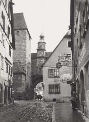 Rothenburg ob der Tauber, Hafengasse. Blick nach Osten zum Röderbogen