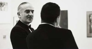 Der Fotograf Alexander Libermann bei der Eröffnung der Edward-Steichen Ausstellung im Museum of Modern Art