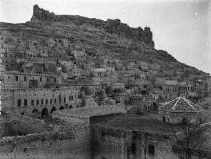 Mardin und Burg : Blick auf Mardin und Burg vom Dach eines türkischen Lazarettes aus. Im Vordergrund Platz der Republik mit Patriarchatskirche