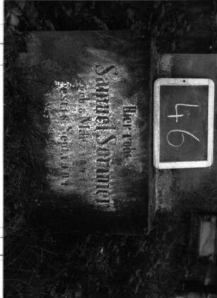 Grabstein 46 (Index: 100101025) Material: Sandstein Zustand: Schrifttafel fehlt, Sockel verwittert Maße HxBxT: 155x46x20 cm Beschreibung: Stele, Sockel, Abdeckplatte mit rechteckigem Aufsatz und seitlichen Voluten, Flammenaufsatz Symbolik: Voluten Besonderheit: eingemeißelte Nummer: 33: Grabstein 46A