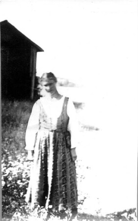 Photographien von Lappland. Junges Mädchen in Alltagstracht