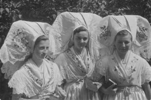 Frauen in Kirchgangstracht aus dem Spreewald. : Žony w kemšacej drasće z Błótow.