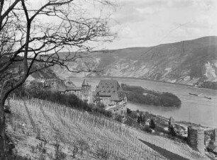 Burg Stahleck von Süden, im Hintergrund Heyles'en Werth/Bacharacher Werth
