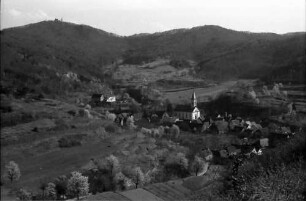 Amoltern: Blick auf Amoltern und Katharinenberg