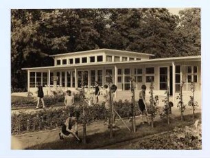 Internationale Hygiene-Ausstellung, Musterschulhaus : Dresden. Internationale Hygieneausstellung 1930/1931. Flachbau Schulgebäude (Musterschulhaus). Ansicht mit Schulkasse im Schulgarten