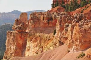Sandsteinfelsen im Bryce Canyon Nationalpark : Von zahlreichen Aussichtspunkten können Besucher im Bryce Canyon Nationalpark die unterschiedlichen Sandsteinformationen und Felsnadeln, so genannte "Hoodoos", betrachten. Aufgenommen am 18. August 2012