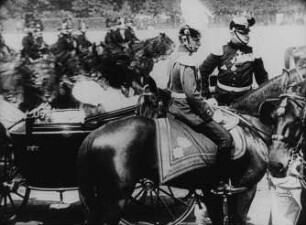 König August III. von Sachsen und seine Familie bei der Königsparade anläßlich seines Geburtstages (Szene aus einem Dokumentarfilm)