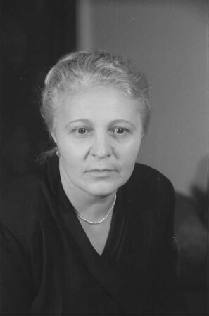 Porträtaufnahmen der Professorin Elisabeth Zaisser (1950-1952 Staatssekretärin im Ministerium für Volksbildung der DDR) im Zuge einer Reportage aus dem Ministerium für Volksbildung der DDR : Porträt von Elisabeth Zaisser