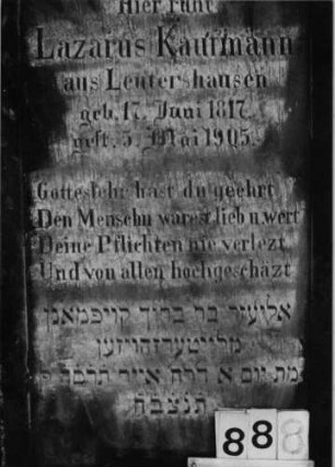 Grabstein 888 (Index: 99802514) Material: Sandstein Zustand: Stein liegt, Inschrift gut Maße HxBxT: 147x60x50 cm Beschreibung: Sockel, eingezogener Rundbogen und profilierter Rand Besonderheit: Endreim: Grabstein 888 (Detailaufnahme)