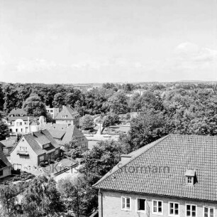 Vogelperspektive: von Hochhaus der Kreisverwaltung: Blick nach Westen: vorne Hauptgebäude [später Gebäude A] der Kreisverwaltung [angeschnitten], Bäume: links Häuser an Bangertstraße: Bildmitte Sülzberg, Kurpark