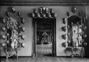 Saal der 100 Vasen : Dresden-Altstadt. Residenzschloss. Westflügel, Zweiter Kaffeesalon, Saal der 100 Vasen. Südwand während der Ausstellung mit Blick in das Audienzgemach auf das Schausilberbufett. Saal der 100 Vasen. Ausstellung des Porzellans aus dem Turmzimmer, 100 Vasen der Heroldperiode (1719-1731) aufgestellt nach denselben Prinzipien wie zur Herstellungszeit