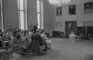 Dr. Richard Hamann-Mac Lean mit Studierenden der Kunstgeschichte in den Räumen des Central Collecting Point Marburg (Sommer 1946)