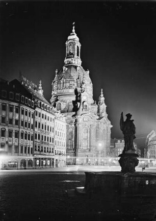 Frauenkirche : Dresden-Altstadt, Blick vom Türkenbrunnen über den Neumarkt zur Frauenkirche in Festbeleuchtung