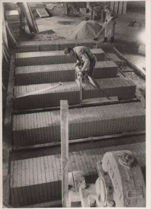 In einem Betonwerk werden Betonplatten hergestellt