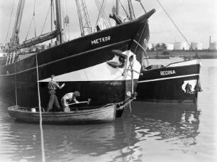 Hamburg, Hafen : Arbeiter bei der Reinigung eines Schiffsrumpfes