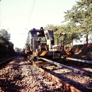 Reichsbahndirektion Dresden. Gleisbau. Facharbeiter für Eisenbahnbautechnik mit Gleisrichtmaschine