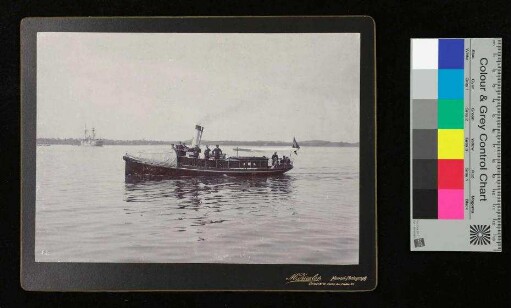 Aufnahme auf Karton aufgezogen Dampfpinasse auf der Kieler Förde, M. Ziesler, o.D.