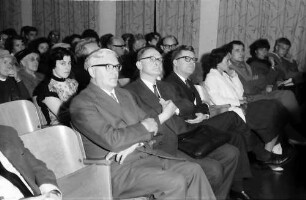 Freiburg: Amerikahaus, Prof. Heuer; Dr. Hennecke; Mc Intosh, sitzend
