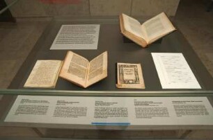 SLUB, Ausstellung "Wie Luthers Worte fliegen lernten" : Ausstellungsvitrine "Handschrift, Druck und Netz"