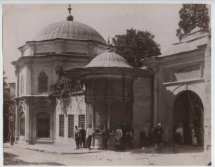 Laleli-Moschee (Tulpen-Moschee), Istanbul Eingangstor, Brunnenhaus und Mausoleum Mustafa III.: Ansicht