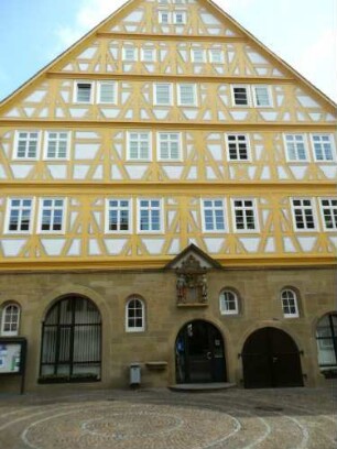 Stadtbild-Kirchplatz im Norden-Rathaus (erbaut 1590) über Giebelseite-einst offene Erdgeschoßhalle (Fleischverkauf) sowie Fachwerkobergeschosse in Riegelbauweise
