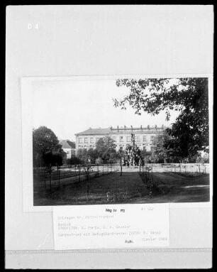 Erlangen, Schloss : Erlangen. Schloss. Gartenfront mit Refugies-Brunnn