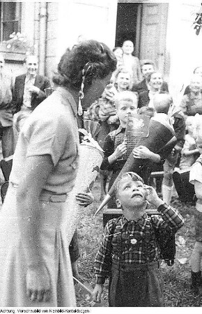 Radeburg, Berbisdorf, Hauptstraße 26. Berbisdorfer Schule (POS Berbisdorf), u.a. Einschulung, Zuckertüte, Zuckertütenbaum, 1952