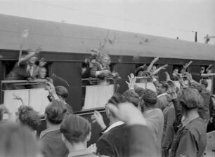 Abreise der sowjetischen Delegation vom Ostbahnhof Berlin : Abschiedsszene auf dem Ostbahnhof