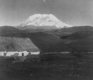 Chimborazo : Blick auf den Vulkan Chimborazo aus Ostsüdosten mit einer Hütte im Vordergrund