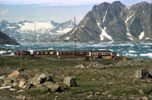 Kap Dan: vom Flugplatz auf den Fjord, mit Eisgang