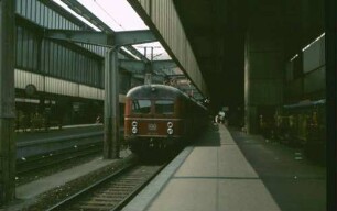 Stuttgart Hbf. Gleis 2 elTw 425 110