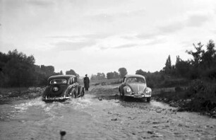 Istein: Autos fahren durch Schlamm