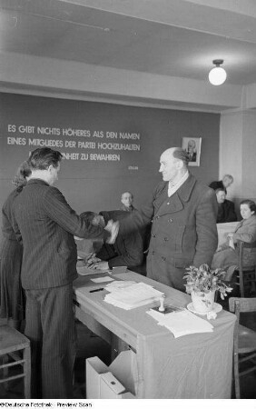 SED-Mitglied erhält sein SED-Mitgliedsbuch