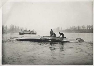 Bergung eines Motorbootes/Rhein