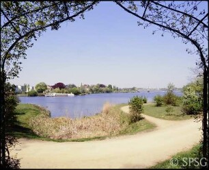 Potsdam, Park Babelsberg, Goldene Rosentreppe, Unterer Abschnitt mit Blick über den Tiefen See auf die Berliner Vorstadt.