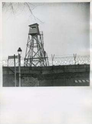 Blick über die Mauer auf Wachturm an der Sektorengrenze von Neukölln (West-Berlin) nach Treptow (Ost-Berlin), Ecke Harzer Straße