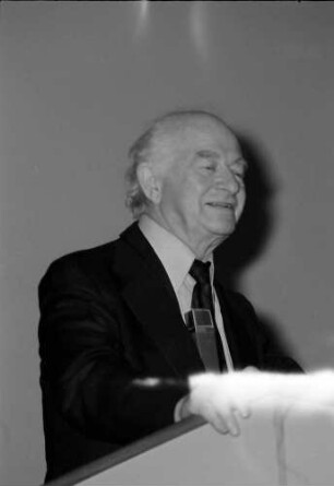27. Tagung 1977 Chemiker; Linus C. Pauling beim Vortrag