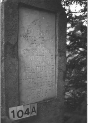 Grabstein 104 (Index: 100114255) Material: Kalkstein mit weißer Marmorplatte Zustand: gut Maße HxBxT: 173x63x22 cm Beschreibung: Stele, Sockel, mehrfach geschwungener Abschluß, Schriftplatte rechteckig: Grabstein 104A