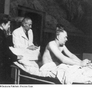 Berlin-Mitte. Charité, Prof. Theodor Brugsch beim Behandeln eines Patienten