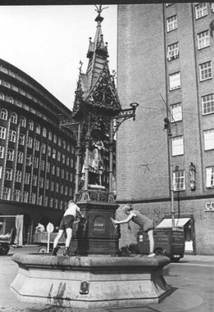 Hamburg. Altstadt. Meßberg. Vierländerin-Brunnen (Marktbrunnen) mit spielenden Kindern. Links das Chilehaus