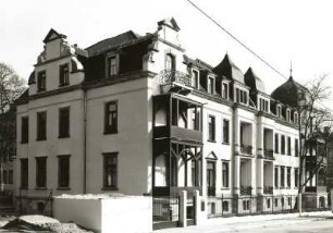 Dresden-Neustadt, Louis-Braille-Straße 8 / Arndtstraße 9. Doppelwohnhaus (Wohnhaus von Ludwig Renn) (um 1900). Straßenansicht Louis-Braille-Straße 8 mit Einfriedung