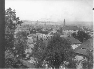 Deuben (Freital-Deuben). Stadtteilansicht mit Gußstahlwerk, Schule und Christuskirche. Blick nach Westen